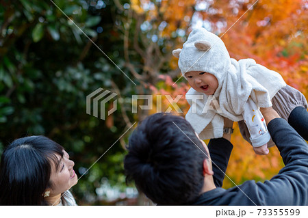 家族写真　8ヶ月の乳児　紅葉　 73355599