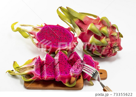 白バックで赤果肉のカットしたドラコンフルーツ 73355622
