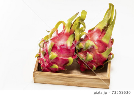 白バックで赤果肉のドラコンフルーツの写真素材