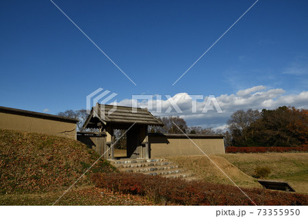 鉢形城　三の曲輪にある四脚門（埼玉県大里郡寄居町） 73355950