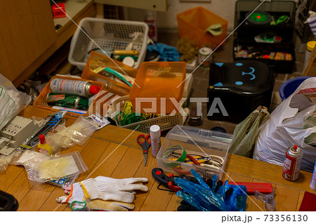 ゴミ部屋 玄関 工具の整理の写真素材