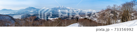 野尻湖テラス付近からの野尻湖・妙高山・黒姫山／冬 73356992