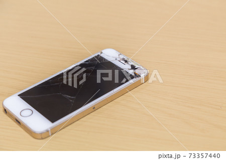 割れたスマートフォン 73357440