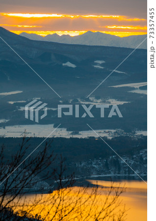 野尻湖テラス付近からの景色　野尻湖／冬　夕日 73357455