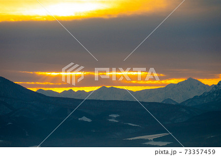 野尻湖テラス付近からの景色　野尻湖方面／冬　夕日 73357459