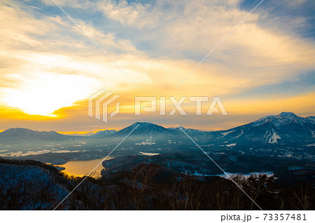 野尻湖テラス付近からの景色 野尻湖・妙高山・黒姫山/冬 夕日 野尻湖テラス付近からの景色 野尻湖・妙高山・黒姫山/冬 夕日 73357481