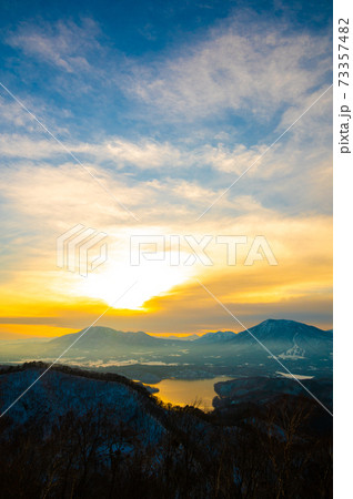 野尻湖テラス付近からの景色　野尻湖・妙高山・黒姫山／冬　夕日 73357482