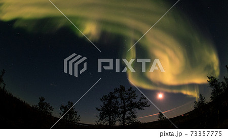 月とオーロラ 73357775
