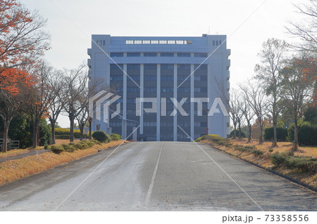 消石灰が撒かれた入口（愛知県農業総合試験場　中央研究棟　愛知県 長久手市） 73358556