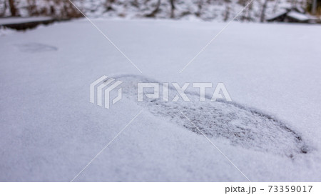 冬の積雪の足跡 冬の積雪の足跡 73359017