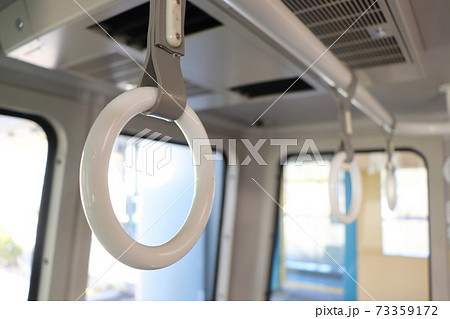 手すりを掴む 73359172