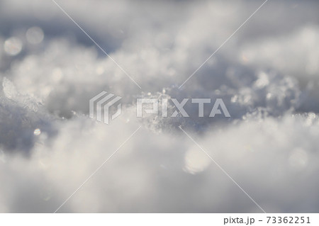 ふわふわした綺麗な冷たい雪 73362251
