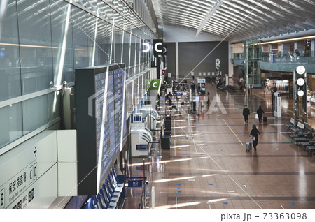 【羽田空港 緊急事態宣言下の第2ターミナル出発ロビー】 【羽田空港 緊急事態宣言下の第2ターミナル出発ロビー】 73363098