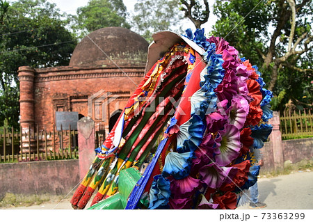 バングラデシュのダッカ　古都のショナルガオ　歴史的なゴアルディ・モスジットと停車中のリキシャ 73363299