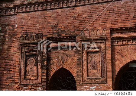 バングラデシュのダッカ　古都のショナルガオ　歴史的なゴアルディ・モスジット　レンガ造りの古い建造物 73363305