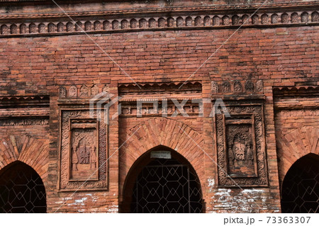 バングラデシュのダッカ　古都のショナルガオ　歴史的なゴアルディ・モスジット　レンガ造りの古い建造物 73363307