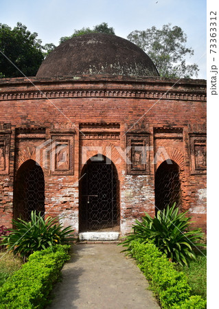 バングラデシュのダッカ　古都のショナルガオ　歴史的なゴアルディ・モスジット　レンガ造りの古い建造物 73363312