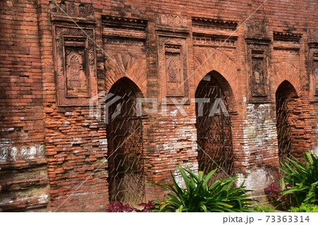 バングラデシュのダッカ　古都のショナルガオ　歴史的なゴアルディ・モスジット　レンガ造りの古い建造物 73363314