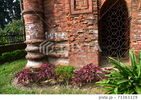 バングラデシュのダッカ　古都のショナルガオ　歴史的なゴアルディ・モスジット　レンガ造りの古い建造物 73363329