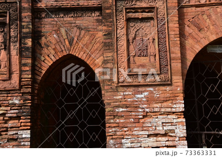 バングラデシュのダッカ　古都のショナルガオ　歴史的なゴアルディ・モスジット　レンガ造りの古い建造物 73363331