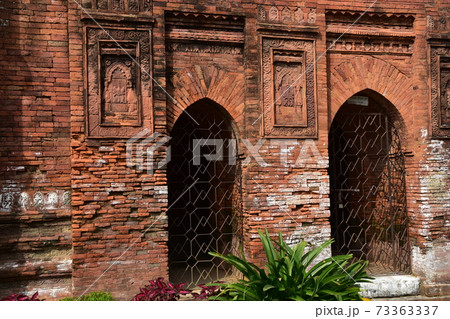 バングラデシュのダッカ　古都のショナルガオ　歴史的なゴアルディ・モスジット　レンガ造りの古い建造物 73363337