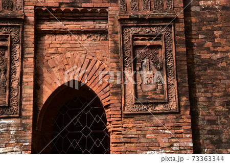 バングラデシュのダッカ　古都のショナルガオ　歴史的なゴアルディ・モスジット　レンガ造りの古い建造物 73363344