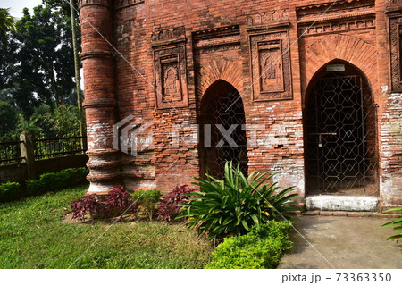 バングラデシュのダッカ　古都のショナルガオ　歴史的なゴアルディ・モスジット　レンガ造りの古い建造物 73363350