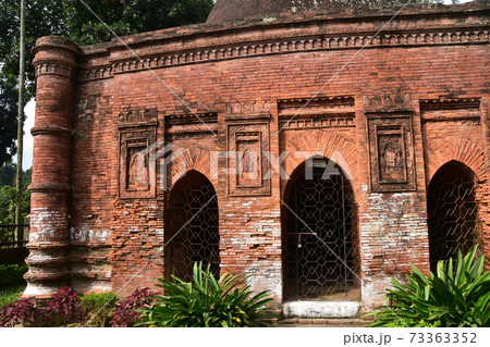 バングラデシュのダッカ　古都のショナルガオ　歴史的なゴアルディ・モスジット　レンガ造りの古い建造物 73363352