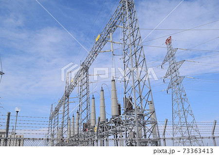 屋外変電設備と送電塔 73363413