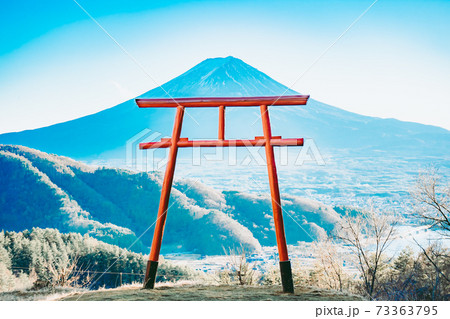 天空の鳥居と富士山「河口浅間神社 遥拝所」 天空の鳥居と富士山「河口浅間神社 遥拝所」 73363795