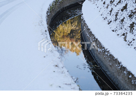 冬の水路のイメージ素材 冬の水路のイメージ素材 73364235
