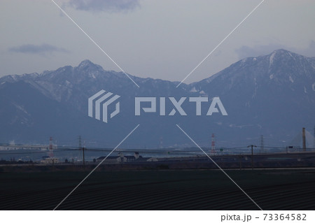 尾張平野から見る鈴鹿山脈の山、鎌ヶ岳、御在所岳 73364582