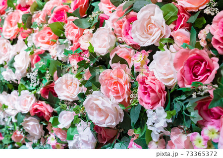 造花のバラのフラワーアレンジメント 造花のバラのフラワーアレンジメント 73365372