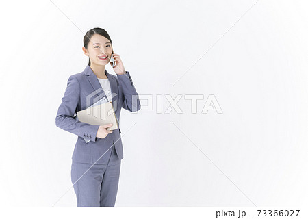 ビジネスウーマン　スマートフォン　通話 73366027