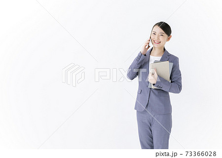 ビジネスウーマン　スマートフォン　通話 73366028