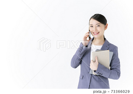 ビジネスウーマン　スマートフォン　通話 73366029