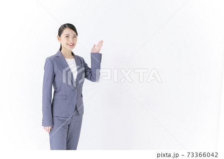 ビジネスイメージ  若い女性　手かざし 73366042