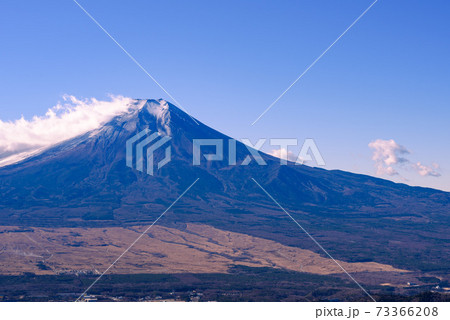 12月の雪化粧する富士山と快晴の空 73366208