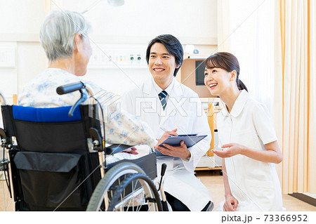 病院　看護師　ナース　介護　医療　シニア　医者 73366952