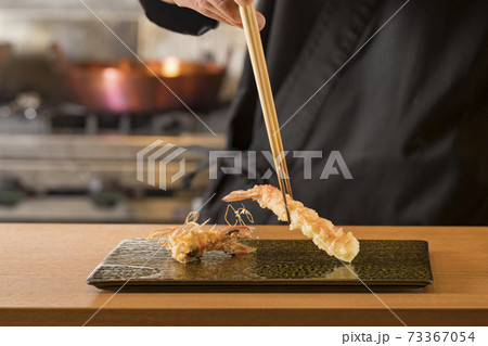 さらに盛り付ける海老天 73367054