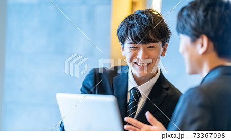 ビジネス　男性　資料作成　人材育成 73367098