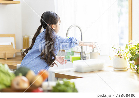 手を洗う子供 73368480