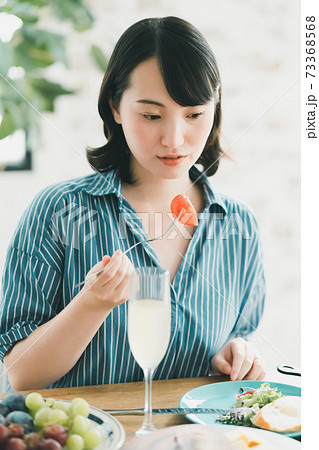 ランチ会が不安な主婦 ランチ会が不安な主婦 73368568