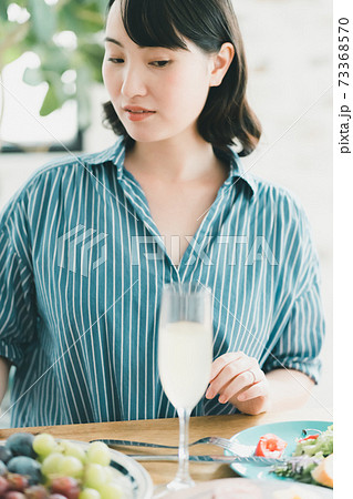 ランチ会が不安な主婦 73368570