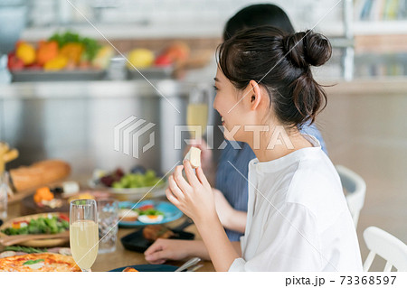 ホームパーティー 女子会の写真素材