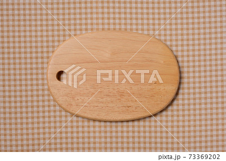 茶色いチェック柄の上のラウンドトレー 73369202