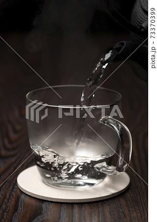 鉄瓶で沸かした白湯 鉄瓶で沸かした白湯 73370399