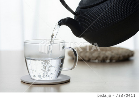朝の寝起きに一杯の白湯を飲む 朝の寝起きに一杯の白湯を飲む 73370411