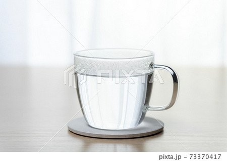 朝の寝起きに一杯の白湯を飲む 73370417