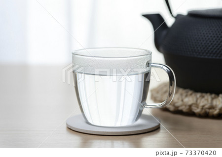 朝の寝起きに一杯の白湯を飲む 73370420